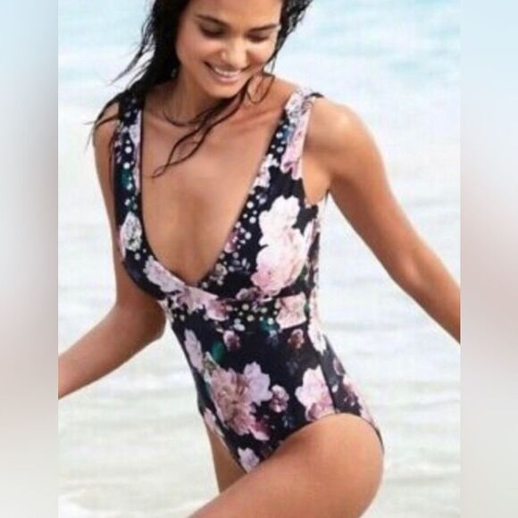 ☀️☀️☀️ Black Floral Studded Swimsuit - Picture 4 of 8